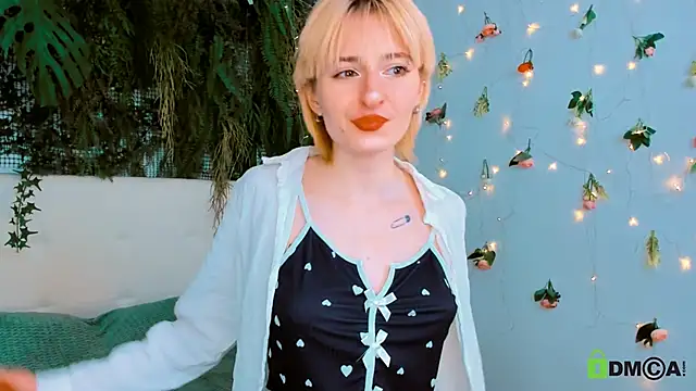 Kira  Cutie online show from May 3, 9:07 pm