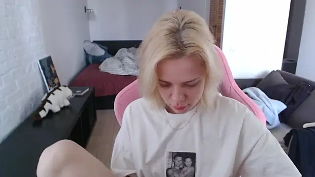 TenderChloe online show from April 4, 9:19 am