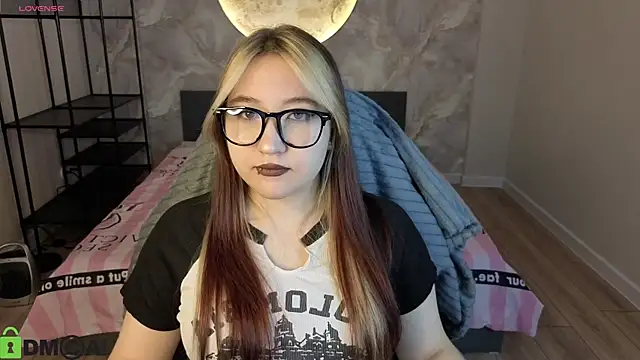 Luna Host online show from April 3, 2:09 am