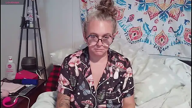 Blondejenn online show from May 28, 12:25 pm