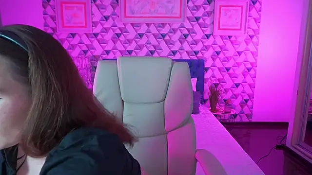 VikVikLove online show from April 23, 1:02 pm