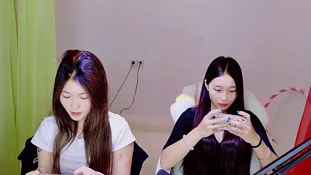 Xiongchumo1120 online show from May 7, 2:27 am