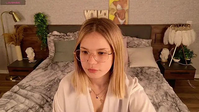 KimEvanss online show from May 14, 5:24 am