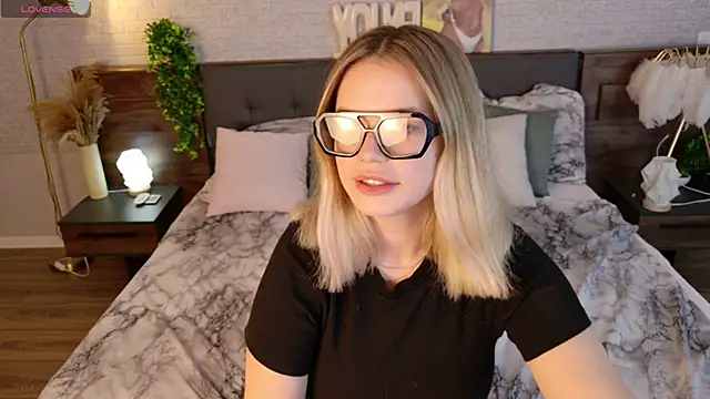 KimEvanss online show from May 22, 5:38 am