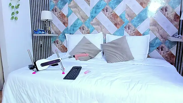 sophiaa 33 online show from April 15, 3:40 am