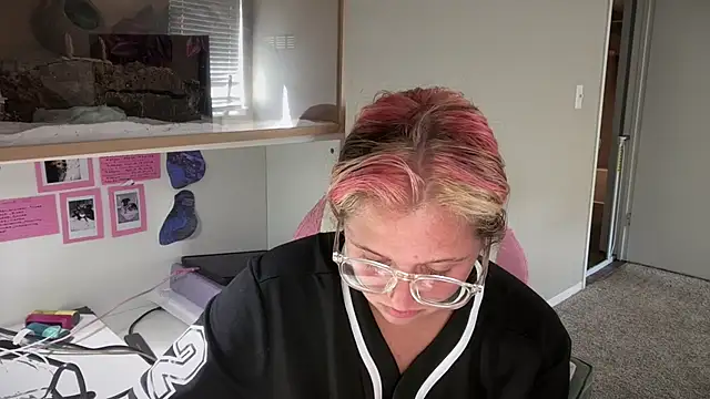 MUSCLEMOMMY1365 online show from May 13, 7:52 pm