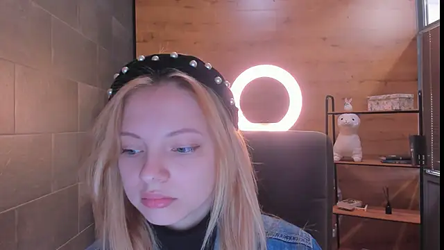 EmmaaMcDon online show from April 26, 9:40 am