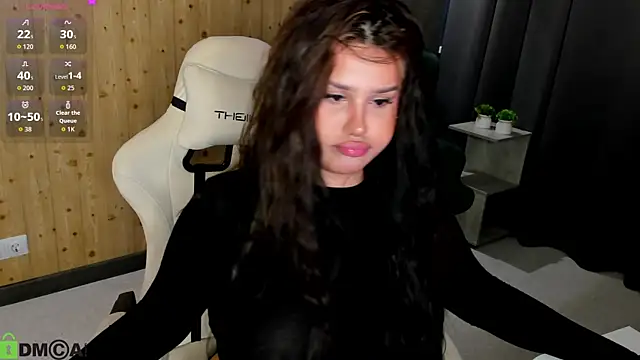 nicolewoss online show from June 14, 3:30 am