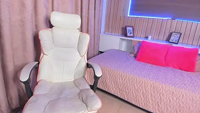 Naughty Kat  online show from May 30, 4:21 am