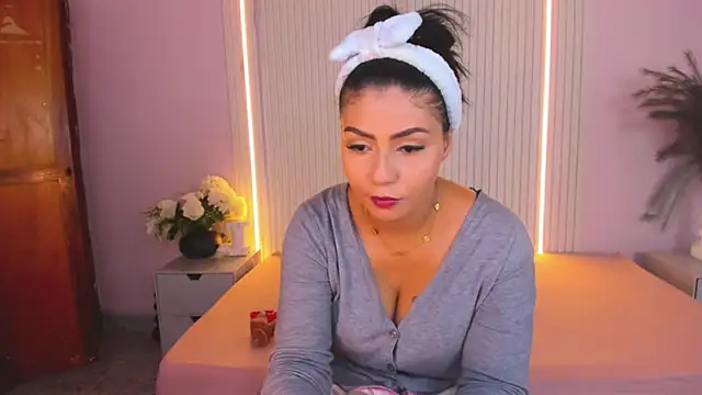 LucyWild8 online show from May 13, 8:03 pm
