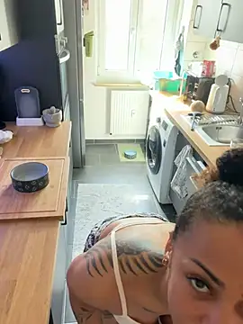 SweetPetiteNoir online show from May 10, 7:43 am