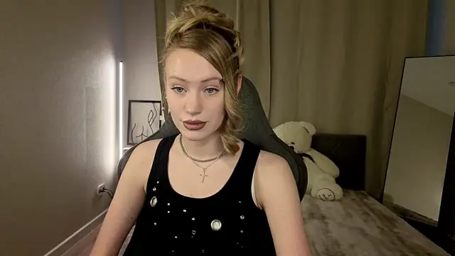 EvaHamilton online show from May 16, 9:01 am