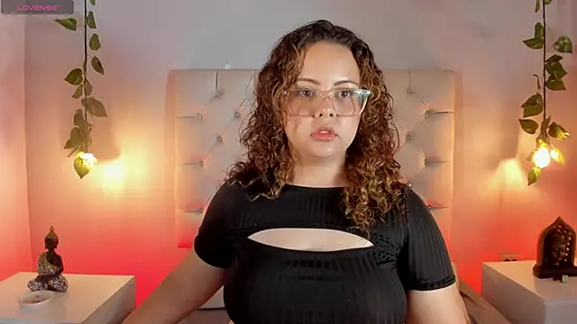 Samantha Greey  online show from May 4, 9:07 pm