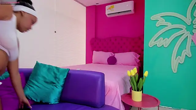 Nahomii Skonee online show from April 28, 7:40 pm