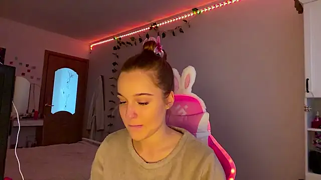 TrixyPaw online show from April 28, 8:40 am