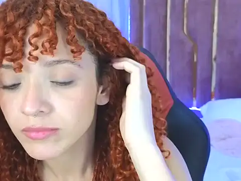 Kiaralovee26 online show from May 12, 2:42 am