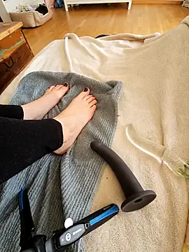 Midnight Feet online show from May 1, 8:50 am