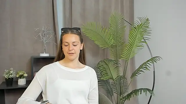 AleciaFreitas online show from May 7, 4:11 pm