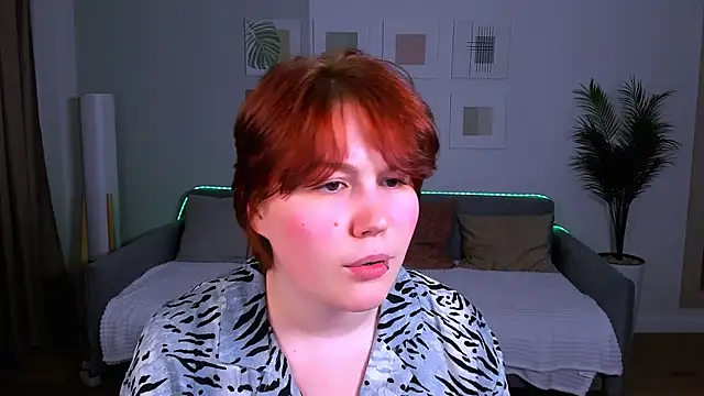 MiaLacrice online show from June 5, 7:20 pm
