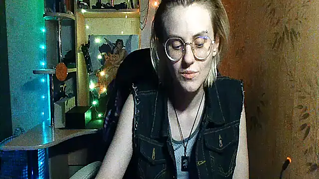   Freya    online show from May 19, 9:33 pm