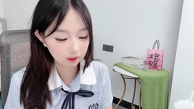 Yoyo33355 online show from June 18, 11:15 am