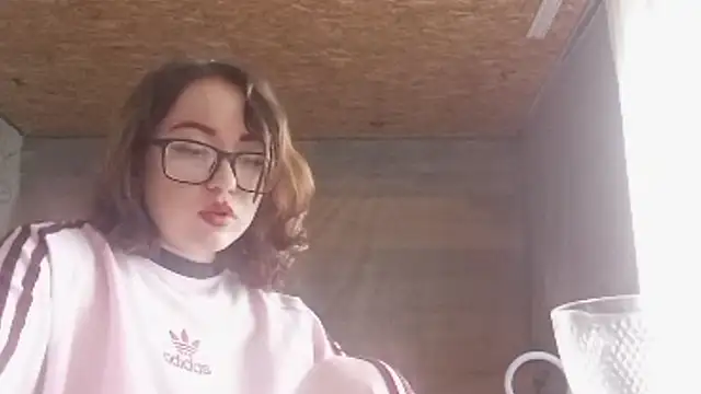OliviaMoment online show from June 20, 9:35 am