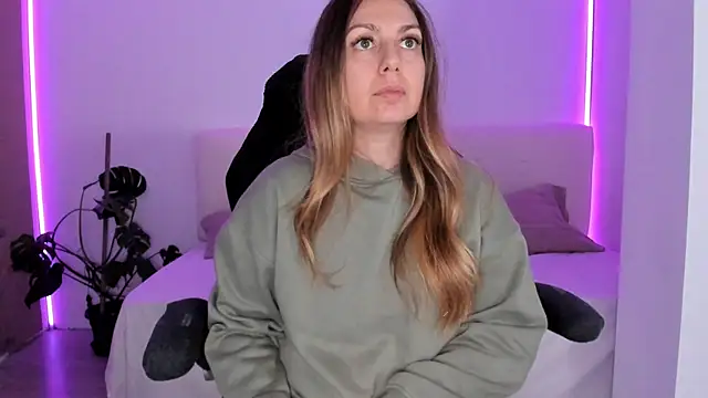 LindaWhite  online show from November 14, 9:59 pm