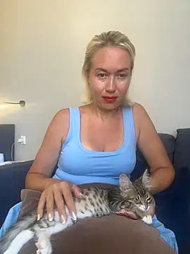Amanda Seyfried online show from July 12, 1:23 pm