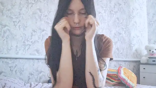 KrissyHiott online show from June 22, 4:09 am