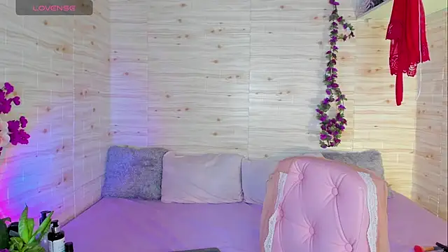 Brittanny777  online show from July 12, 4:52 pm