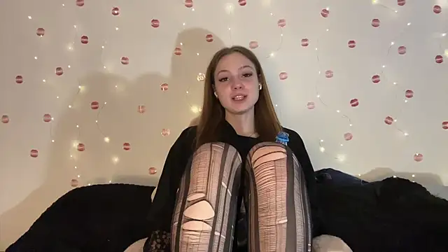 itskylieee online show from July 18, 9:12 am