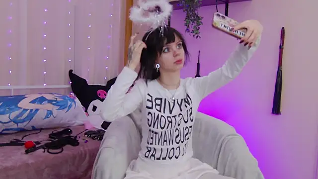 TwiggySmith online show from July 12, 9:32 am