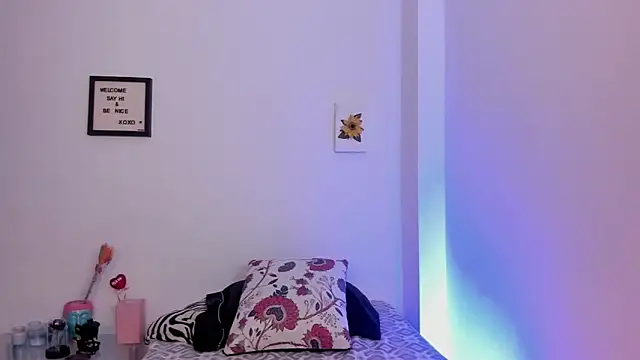 LauraToro  online show from March 16, 4:11 pm