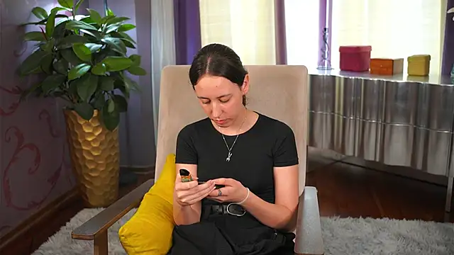 JessiiaPong online show from June 16, 12:50 pm