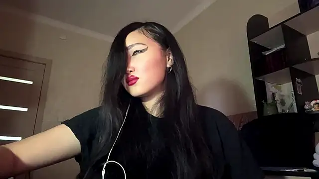 QueenOfCute online show from July 10, 12:27 pm