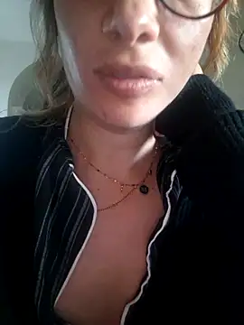 fammefatale1987 online show from November 29, 3:27 pm