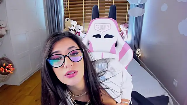 MiaSilkX online show from November 5, 4:34 pm