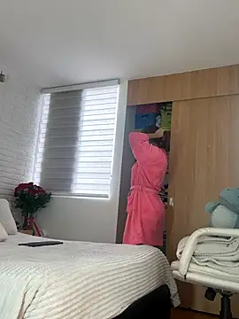 hollythomson online show from October 11, 7:49 pm