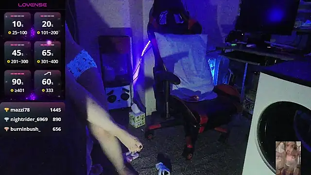 Blondiewithanass online show from November 18, 1:34 pm