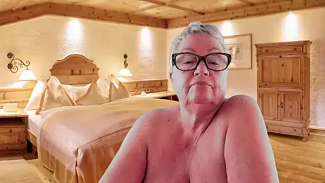 GrannyChrissy68 online show from February 20, 6:09 pm