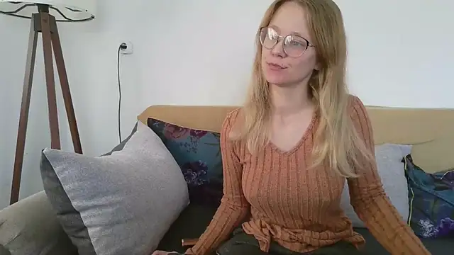 little-leni online show from October 22, 9:03 am