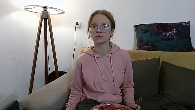 little-leni online show from December 2, 8:00 pm