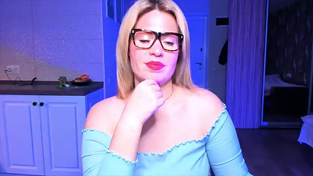 HotTiffani online show from November 5, 3:50 pm