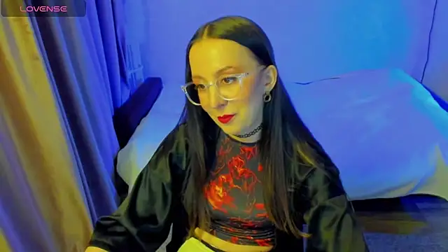 CurlySteph online show from June 3, 8:03 pm