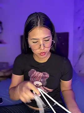 alysson 18 online show from April 15, 9:15 pm