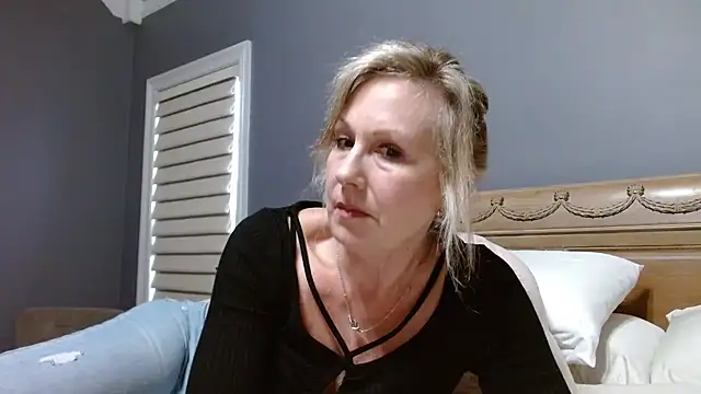Lisaisluscious online show from October 8, 1:26 pm