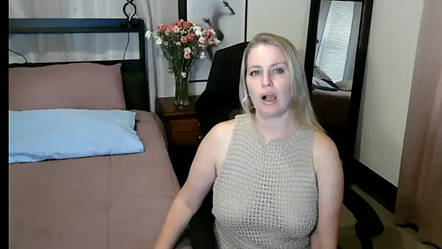 HollieBim online show from September 11, 3:45 pm