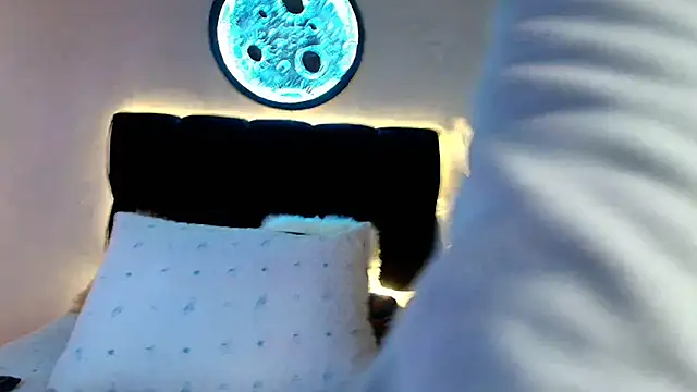 lorrayne  online show from April 18, 12:18 pm