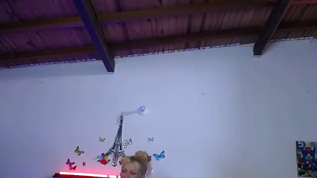 Nicolle Milf online show from December 19, 6:55 pm