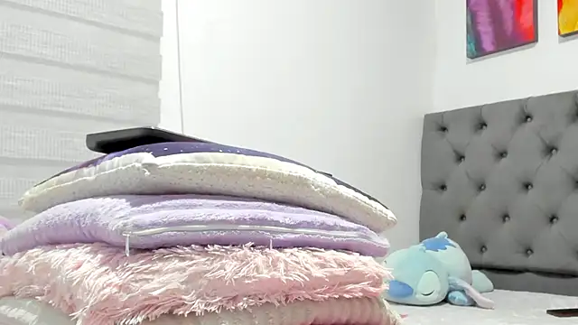 Elizabeth 18  online show from March 9, 3:21 am